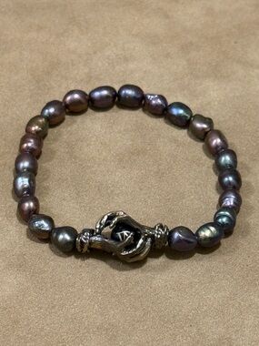 Freshwater Pearl Stretch Bracelet with Holding Hands Bead